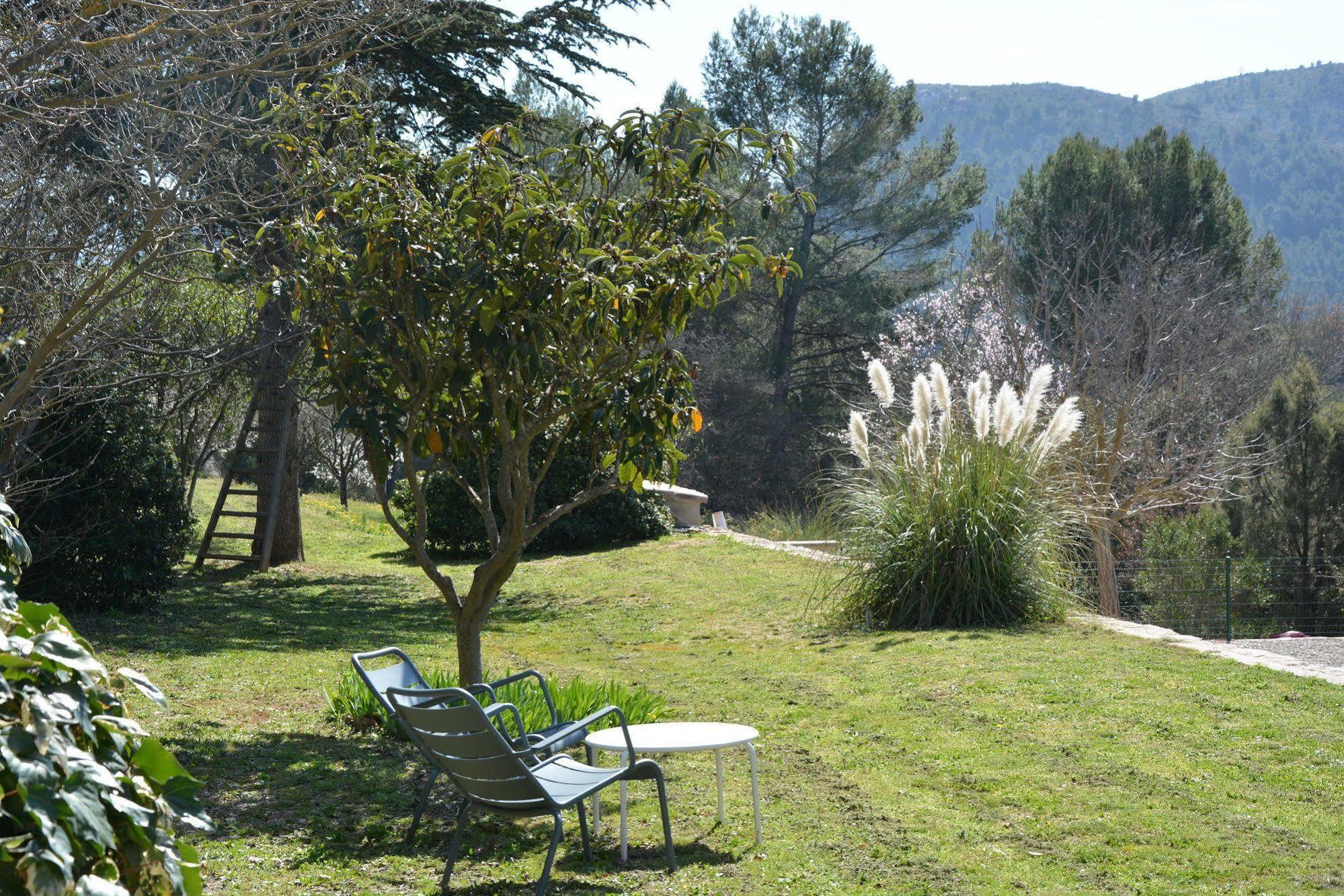 Le Mas Des Aludes La Destrousse Exterior photo